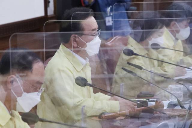 김부겸 국무총리가 17일 서울 정부서울청사에서 열린 임시국무회의에서 발언하고 있다. /연합뉴스