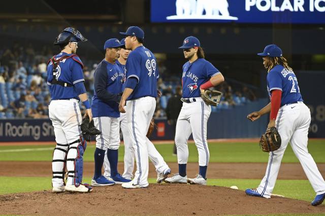 조기 강판 되는 토론토 류현진(왼쪽 넷째). /토론토=AP연합뉴스