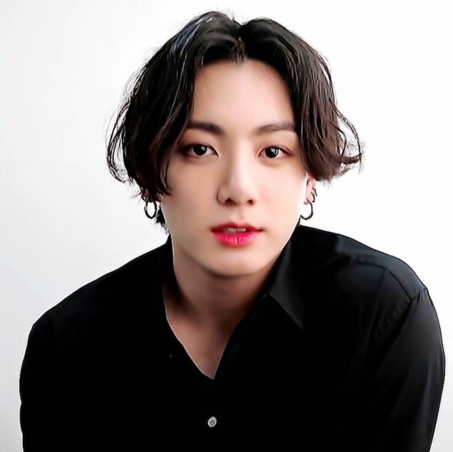 방탄소년단 정국 '달마중' 플립 포토+3D 아크릴 스탠드 공식 굿즈 멤버 최초 품절..'핫인기'