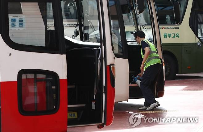 추석 앞두고 고속버스 방역 [연합뉴스 자료사진]