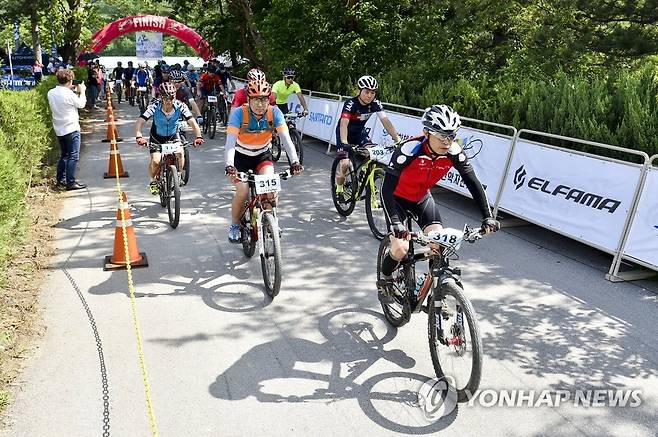 원주서 전국 산악자전거 대회 [연합뉴스 자료사진]