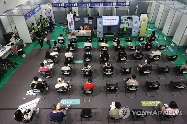 백신 접종 후 이상반응 모니터링 중인 시민들 [연합뉴스 자료사진]