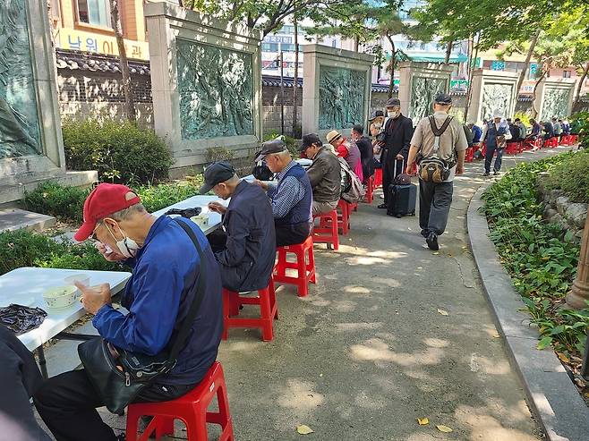 도시락을 먹는 노인들 [촬영 임성호]