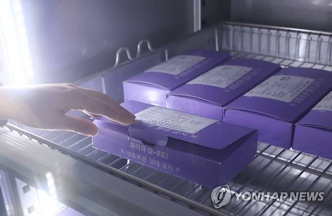 유효기간 스티커가 표시된 백신 소분상자 (서울=연합뉴스) 지난 13일 서대문구 북아현문화체육센터에 마련된 코로나19 예방접종센터에서 관계자가 백신 냉장고를 관리하고 있다. 
 코로나19 백신을 접종하는 기관은 당일 사용하는 백신의 종류와 유효기한 정보를 안내문 형태로 알려야 한다. 또 백신을 소분한 상자 외부뿐 아니라 내부와 측면에도 해동 후 유효기한이 명시된 스티커를 추가로 부착한다. [연합뉴스 자료사진]
