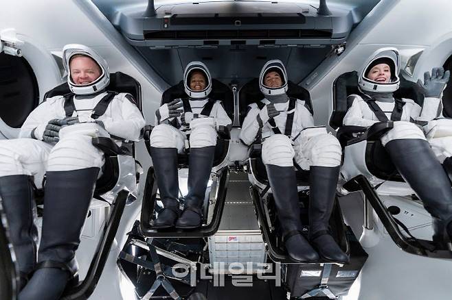 스페이스 X 우주 관광객. 왼쪽부터 크리스 샘브로스키, 시안 프록터, 재러드 아이잭먼, 헤일리 아르세노(사진=스페이스X)