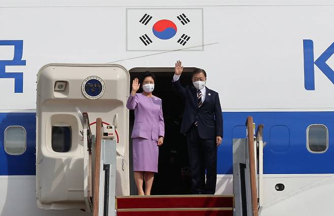문재인 대통령이 19일 부인 김정숙 여사와 함께 미국 뉴욕에서 열리는 제76차 유엔총회 고위급 회의 참석을 위해 성남 서울공항에서 출국하며 공군 1호기에 올라 인사하고 있다.(사진=연합뉴스)