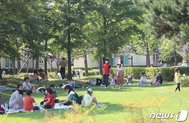 부산시민공원 잔디밭에 나들이객들이 모여 있다. 2021.9.11/© 뉴스1 노경민 기자