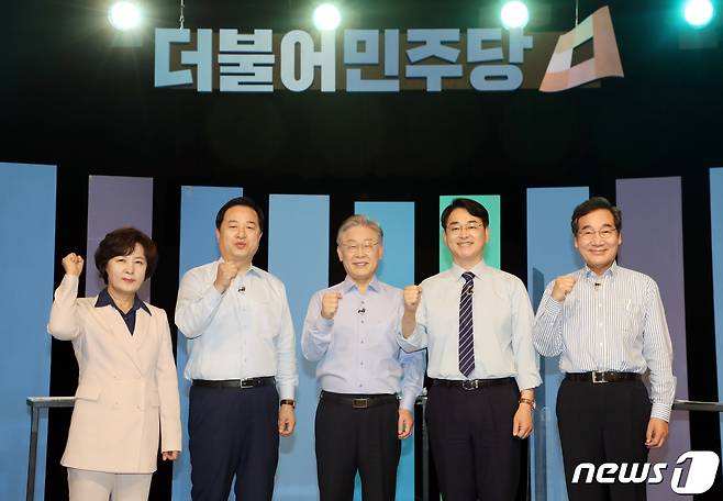 추미애(왼쪽부터), 김두관, 이재명, 박용진, 이낙연 더불어민주당 대선 경선 주자들이 19일 오후 3시 광주 MBC사옥에서 열린 민주당 제20대 대선후보자 광주·전남·전북지역 생방송 토론에 앞서 포즈를 취하고 있다. 2021.9.19/뉴스1 © News1 허단비 기자