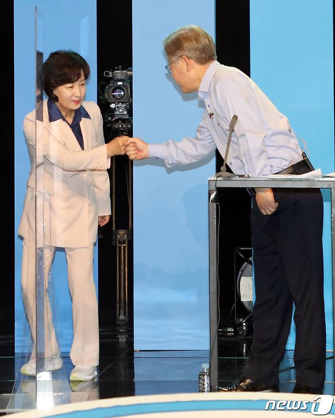 19일 오후 광주MBC사옥에서 열리는 민주당 제20대 대선후보자 광주·전남·전북지역 생방송 토론회에서 추미애, 이재명 더불어민주당 대선후보가 주먹인사를 나누고 있다.2021.9.19/뉴스1 © News1 허단비 기자