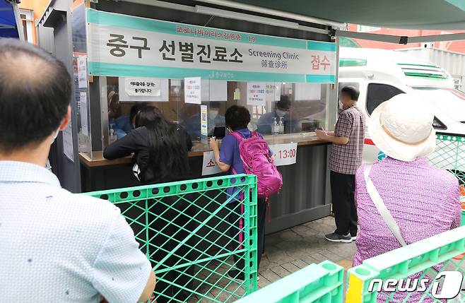 추석 연휴 둘째 날인 19일 오전 서울 중구 보건소 신종 코로나바이러스 감염증(코로나19) 선별진료소에서 검사를 받기 위해 찾은 시민들이 대기하고 있다. 질병관리청 중앙방역대책본부는 19일 0시 기준 신종 코로나바이러스 감염증(코로나19) 신규 확진자가 전날 대비 177명 감소한 1910명 발생했다고 밝혔다. 2021.9.19/뉴스1 © News1 박정호 기자