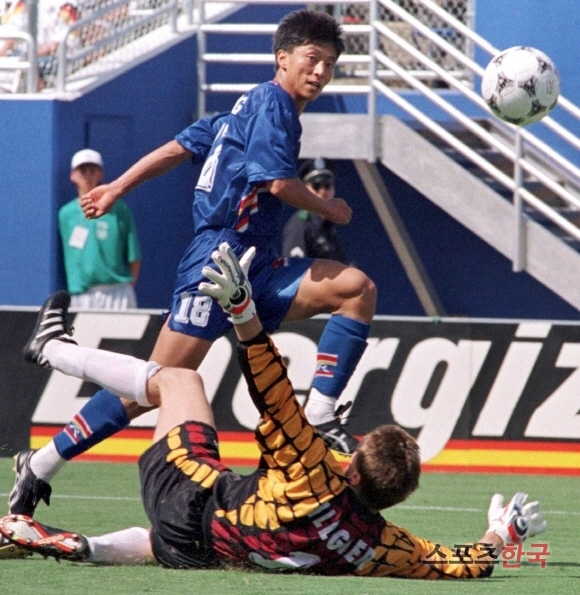 1994 월드컵에서 독일을 상대로 골을 넣는 황선홍의 모습. ⓒ스포츠코리아