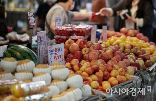 6일 서울시농수산식품공사가 추석을 앞두고 차례상 차림 비용을 조사한 결과 전통시장이 대형마트보다 약 21% 저렴한 22만4천181원이라고 밝혔지만, 수요가 많은 과일과 축산물, 계란 등 가격이 강세를 보이며 소비자의 부담은 커지고 있다. 사진은 이날 서울 마포구의 한 재래시장 과일가게 모습./김현민 기자 kimhyun81@