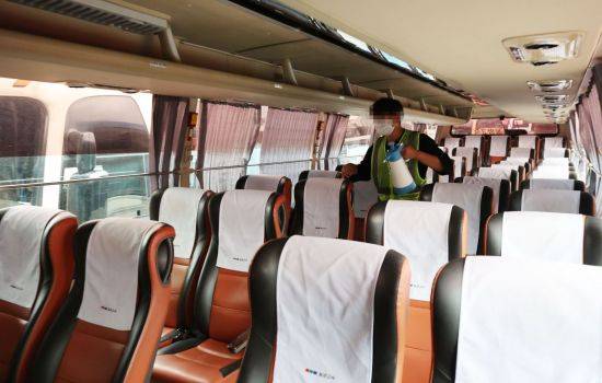 추석 연휴를 하루 앞둔 17일 서울 고속버스터미널에서 방역 관계자가 버스 방역을 하고 있다. [이미지출처=연합뉴스]