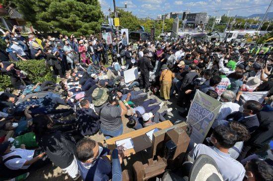 유승민 국민의힘 대선 예비후보가 19일 오후 경북 구미시 상모동에 있는 박정희 전 대통령의 생가를 찾은 가운데 방문을 반대하는 보수단체 회원들이 생가 진입로에 드러누워 있다. [이미지출처=연합뉴스]