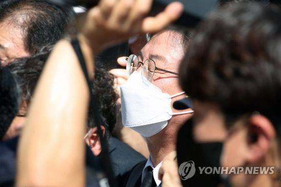 국민의힘 대권주자인 유승민 전 의원이 19일 오후 경북 구미시 상모동에 있는 박정희 전 대통령의 생가를 찾은 가운데 방문에 항의하는 우리공화당 지지자와 보수단체 회원들이 유 전 의원을 둘러싸 유 전 의원 일행이 인파에 갇혀 있다. [사진=연합뉴스]