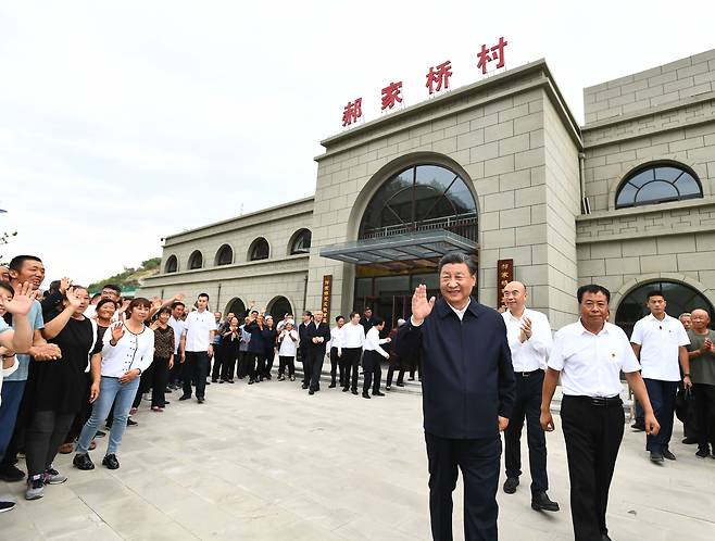 시진핑 중국 국가주석이 14일 서북부 산시성 위린시 관할의 수이더 마을을 방문해 주민들에게 손을 흔들고 있다./신화 연합뉴스