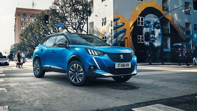 푸조는 9월까지 전기 SUV 'e-2008'을 구매하는 고객에게 특별 구매보조금 400만원을 지원한다. / 푸조 제공
