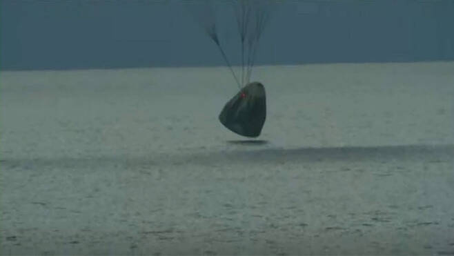 민간인을 실은 크루 드래건이 플로리다 앞바다에 내려앉는 모습. 스페이스X 유튜브 영상 캡쳐