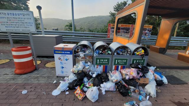 12일 서해안고속도로 상행선 충남 당진 용연졸음쉼터에 쓰레기가 수북이 쌓여 있다. 독자 제공