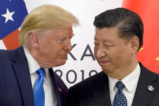 도널드 트럼프(왼쪽) 미국 대통령과 시진핑 중국 국가주석이 2019년 6월 일본 오사카에서 열린 주요 20개국(G20) 정상회의를 계기로 따로 만나 회담하기에 앞서 인사하고 있다. 오사카=AP 연합뉴스