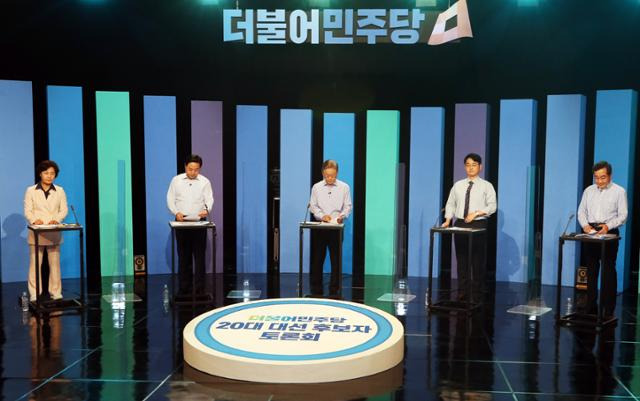 19일 광주 남구 광주MBC 공개홀에서 더불어민주당 대선 예비후보들이 토론회를 준비하고 있다. 왼쪽부터 추미애·김두관·이재명·박용진·이낙연 후보. 광주=연합뉴스