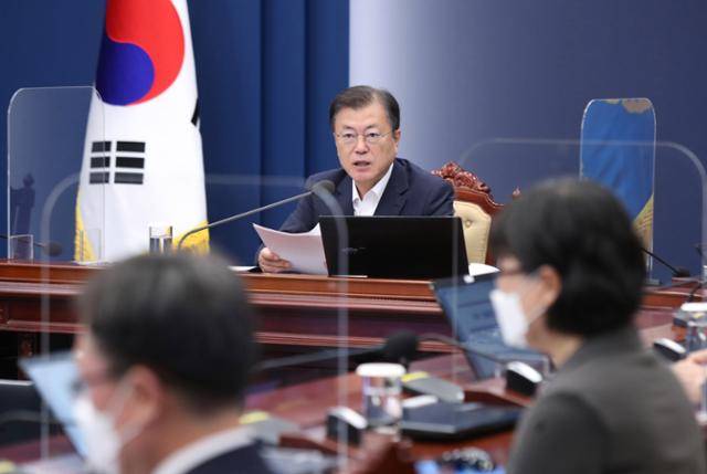 문재인 대통령이 6일 청와대에서 열린 수석보좌관회의에 참석해 모두 발언을 하고 있다. 왕태석 선임기자