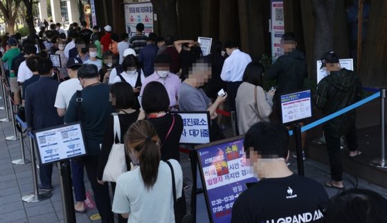 송파구의 한 선별 진료소에 코로나19 검사를 받기 위한 행렬이 끊이질 않고 있다. 연합뉴스