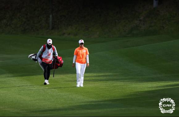 KLPGA 투어 OK저축은행 박세리 인비테이셔널에서 우승한 김효주가 19일 열린 대회 마지막 3라운드에서 그린을 이동하고 있다. [사진=한국여자프로골프협회(KLPGA)]