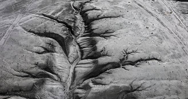 지난 14일 그린란드 캉거루수악 지역의 항공사진. 얼음층이 녹고 있다. 로이터=연합뉴스