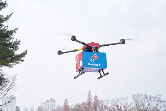 도미노피자는 향후 서울 및 수도권으로 배송 적용 지역을 확대 운영할 예정이라고 밝혔다. 연합뉴스