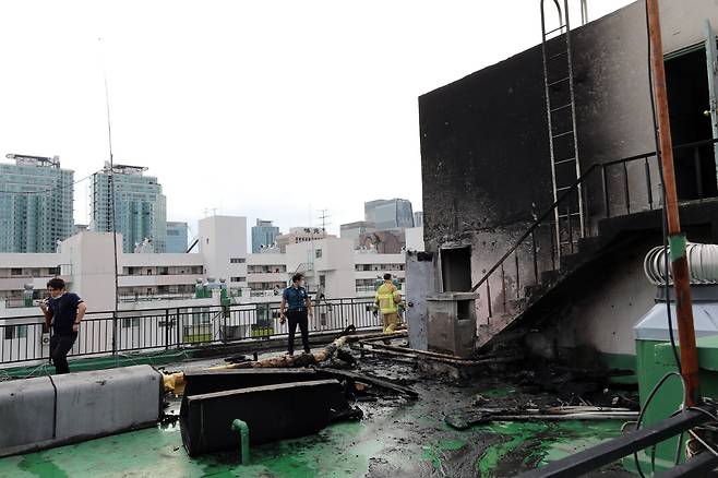 19일 오후 서울 여의도의 한 아파트 옥상에서 화재가 발생, 화재가 진압된 옥상에서 소방 대원 등이 화재 감식을 진행하고 있다. 뉴스1