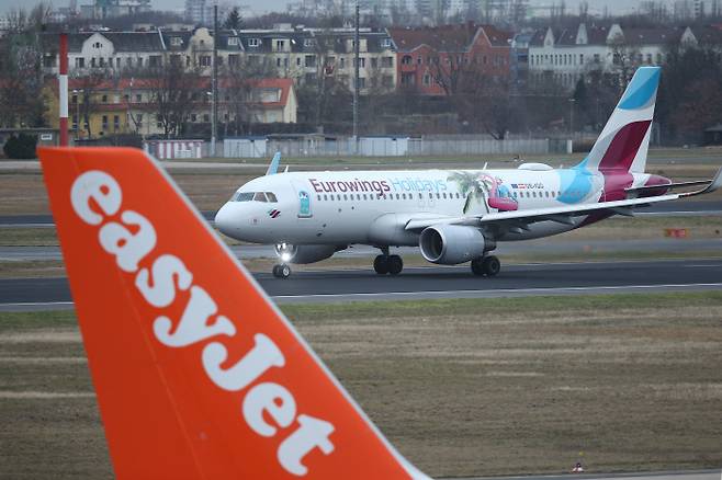 독일 저가항공사 유로윙스의 항공기가 2018년 1월5일(현지시간) 독일 베를린 테겔 공항에 세워져 있다. 게티이미지