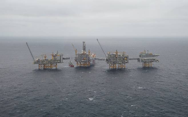 에너지회사 에퀴노르의 유전 플랫폼이 2019년 12월3일(현지시간) 노르웨이 북해 요한스베드럽 유전에 설치돼 있다 . 요한스베드럽 |로이터연합뉴스