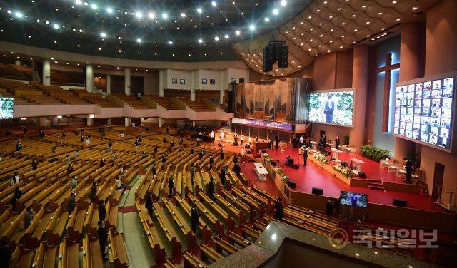 여의도순복음교회 성도들이 19일 엄숙한 분위기에서 주일예배를 드리고 있다. 강민석 선임기자