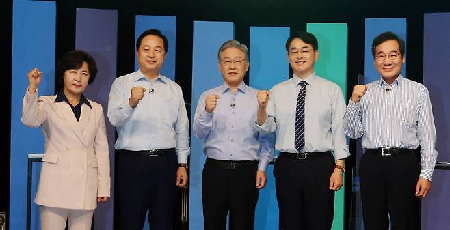 더불어민주당 대선 예비후보들이 19일 오후 광주 남구 소재 광주MBC 공개홀에 모여 토론회에 앞서 기념 사진을 찍고 있다. 사진 왼쪽부터 추미애·김두관·이재명·박용진·이낙연 후보. 【연합뉴스】