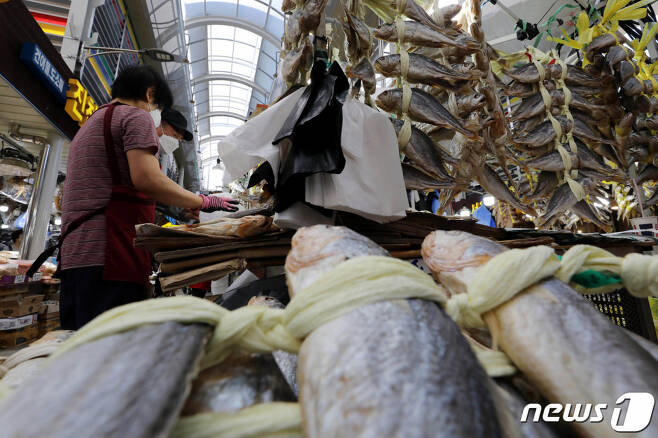 추석을 앞둔 지난 12일 서울 동대문구 경동시장을 찾은 시민들이 굴비 등 제수용품을 구매하고 있다. /사진=뉴스1