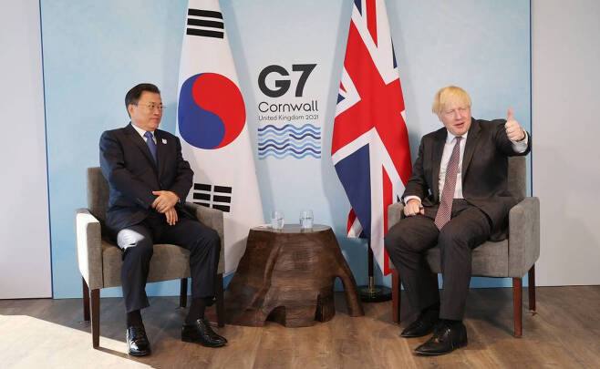 [콘월(영국)=뉴시스]박영태 기자 = G7 정상회의 참석차 영국을 방문 중인 문재인 대통령이 지난 6월13일(현지시간) 영국 콘월 카비스베이 양자회담장에서 보리스 존슨 영국 총리와 한-영 정상회담을 하고 있다. 2021.06.13.