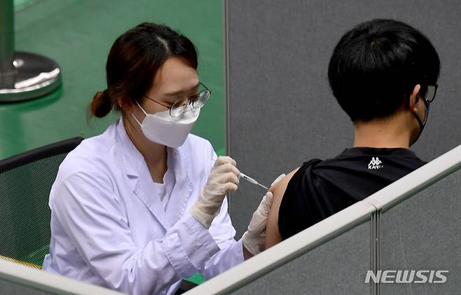 [광주=뉴시스] 변재훈 기자 = 추석 연휴 첫 날인 18일 오전 광주 서구 코로나19 예방 접종센터에서 보건소 의료진이 시민들에게 화이자 백신을 접종하고 있다. 2021.09.18. wisdom21@newsis.com