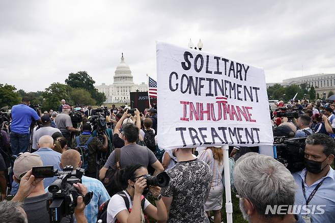 [워싱턴=AP/뉴시스] 18일(현지시간) 미국 워싱턴D.C. 의회의사당 앞에서 친트럼프 집회가 열리고 있다. 시위자들은 1·6 의회 난입사건으로 기소된 자들을 정치범에 비유하며 지지를 표명했다. 2021.09.19