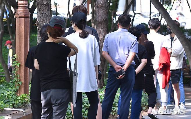 [대구=뉴시스] 이무열 기자 = 9일 오전 대구 중구 국채보상운동기념공원 임시선별검사소에서 시민들이 코로나19 진단검사를 받기 위해 대기하고 있다. 2021.09.09. lmy@newsis.com