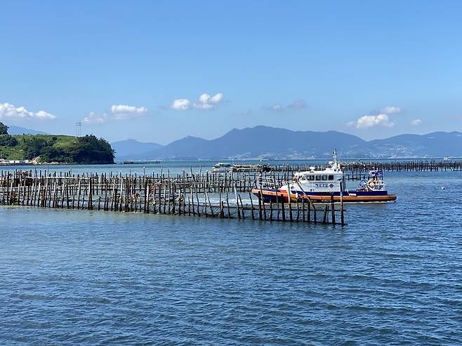 [통영=뉴시스] 신정철 기자= 경남 통영해양경찰서는 19일 오전 10시 26분께 사천시 실안항 북방 죽방렴 인근 해상에서 레저활동 중 고립된 카약 승선원 2명을 구조하고 있다.(사진=통영해경 제공).2021.09.19. photo@newsis.com *재판매 및 DB 금지