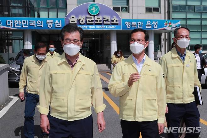 [음성=뉴시스] 강신욱 기자 = 이시종(왼쪽) 충북도지사가 19일 음성군보건소 선별진료소를 방문해 조병옥(오른쪽) 음성군수로부터 방역 진행상황을 듣고 있다. 이 지사는 이날 추석 연휴를 반납하고 일선방역 현장에서 헌신하는 의료진과 공무원들을 격려했다. (사진=충북도 제공) 2021.09.19. photo@newsis.com