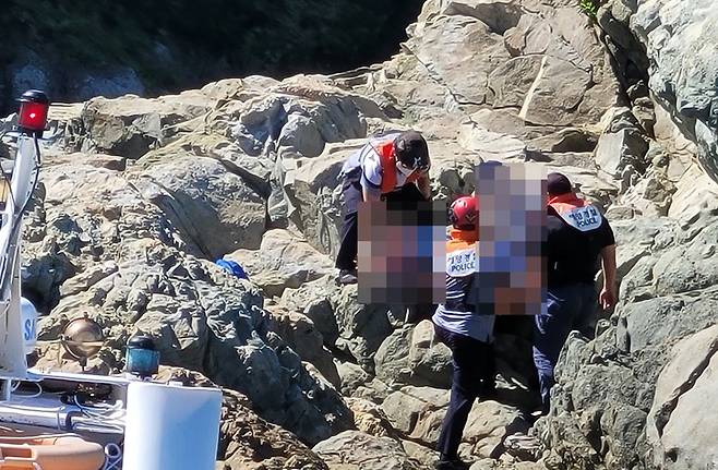 [부산=뉴시스] 부산 사하구 다대포 솔섬 갯바위에서 다친 60대 낚시객 이송. (사진=부산해경 제공) *재판매 및 DB 금지
