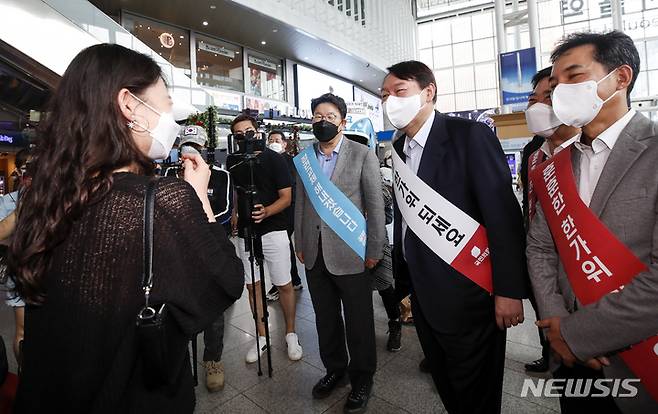 [서울=뉴시스] 정병혁 기자 = 윤석열 국민의힘 대선 경선 예비후보가 19일 오전 서울 중구 서울역 대합실에서 시민들에게 추석 명절 귀성인사를 하고 있다. 2021.09.19. jhope@newsis.com