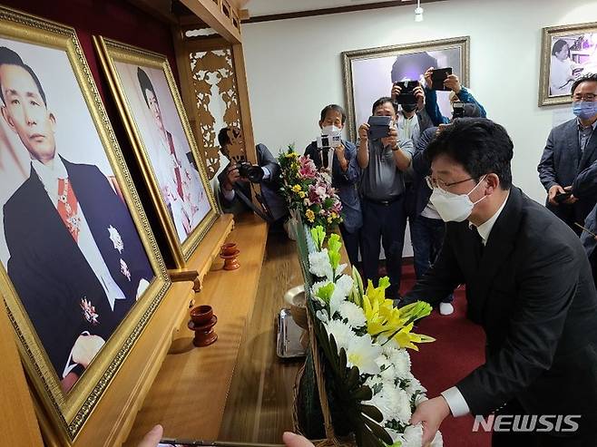 [구미=뉴시스] 박홍식 기자 = 국민의힘 대선주자인 유승민 전 의원이 19일 경북 구미 박정희 전 대통령 생가를 찾아 영정에 헌화하고 있다. 2021.09.19 phs6431@newsis.com