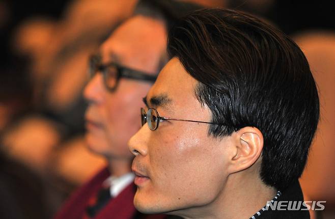 [서울=뉴시스] 2010년 12월28일 오후 '미네르바' 박대성씨가 "검찰이 기소할 때 적용한 전기통신기본법 조항이 위헌"이라며 낸 헌법 소원에 대한 선고를 받기위해 서울 종로 헌번재판소 대심판정에 자리하고 있다.(사진=뉴시스DB) 2010.12.28. photo@newsis.com