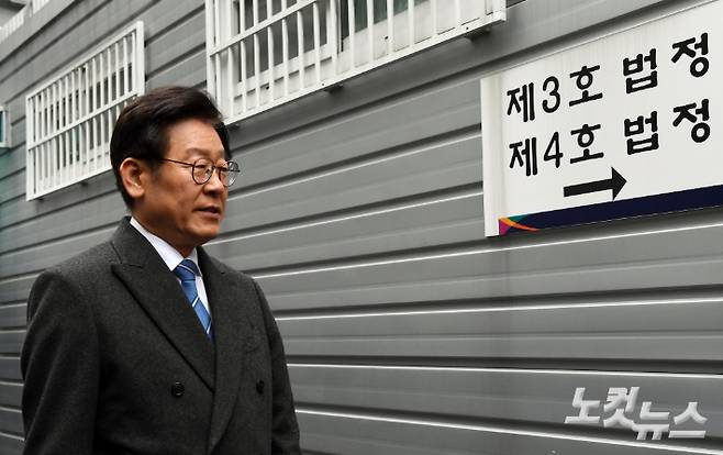 지난 2019년 1월 10일 오후, 공직선거법 위반 등 혐의로 기소된 이재명 경기도지사가 경기도 성남시 수원지방법원 성남지원에서 열린 첫 공판에 출석하고 있다. 황진환 기자