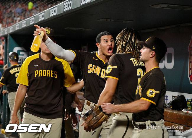 [사진] 샌디에이고의 매니 마차도가 19일(한국시간)  부시 스타디움에서 벌어진 세인트루이스와의 원정 경기 5회 초가 끝난 뒤 덕아웃에서 페르난도 타티스 주니어에게 화를 내며 소리를 지르고 있다. ⓒGettyimages(무단전재 및 재배포 금지)