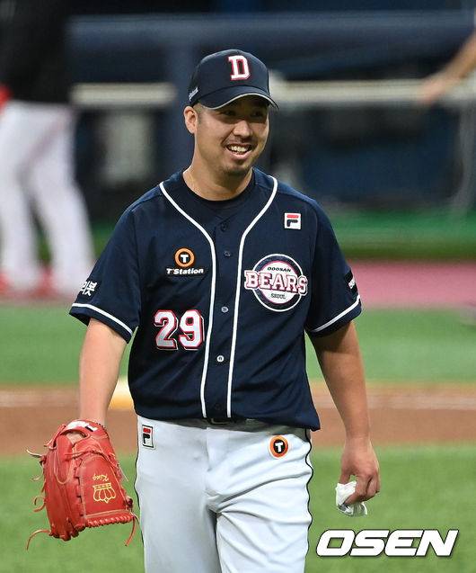 [OSEN=고척, 이대선 기자] 19일 오후 서울 고척스카이돔에서 ’2021 신한은행 SOL KBO 리그' 키움 히어로즈와 두산 베어스의 경기가 열렸다. 5회말 수비를 마친 두산 유희관이 더그아웃으로 가며 미소짓고 있다. 2021.09.19 /sunday@osen.co.kr