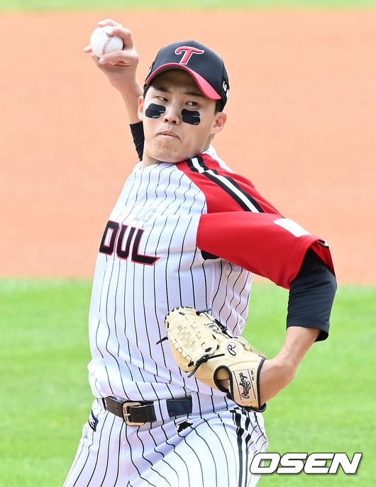 [OSEN=잠실, 조은정 기자] 19일 오후 서울 잠실야구장에서 ’2021 신한은행 SOL KBO 리그' LG 트윈스와 KIA 타이거즈의 경기가 열렸다.1회초 LG 선발 임찬규가 힘차게 공을 던지고 있다. 2021.09.19 /cej@osen.co.kr